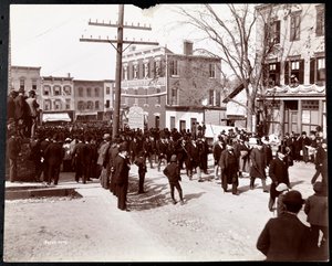 Militaire parade met mannen in uniform en hoge hoeden in Dobbs Ferry, New York, 1898